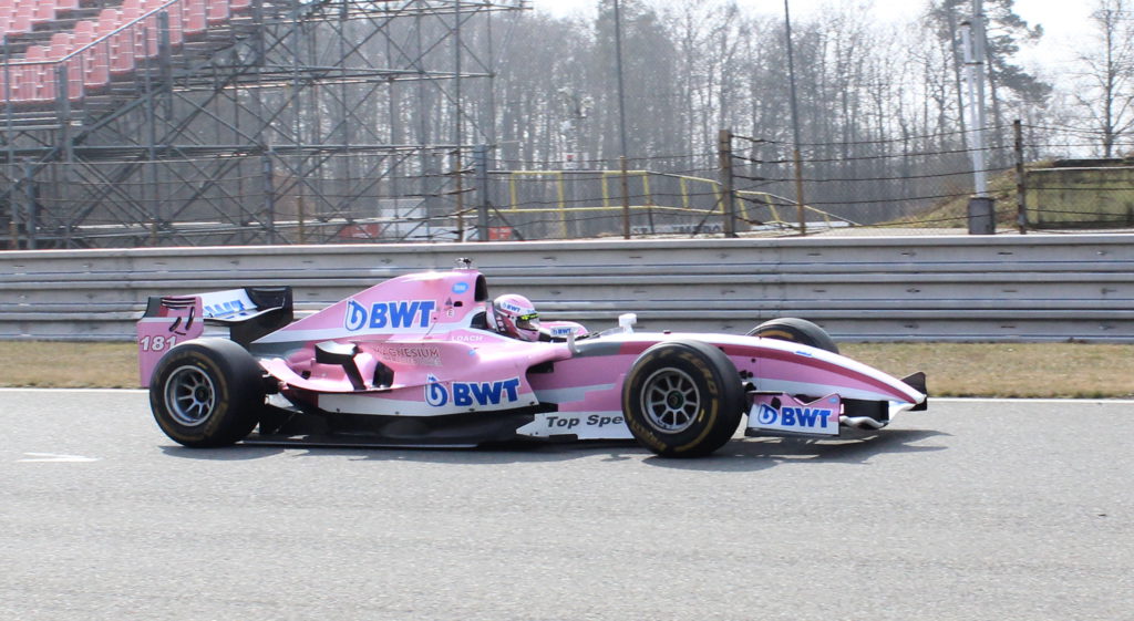 Manfred Loach im pink-lackierten GP2-Dallara beim Vorsaison-Test in Brünn
